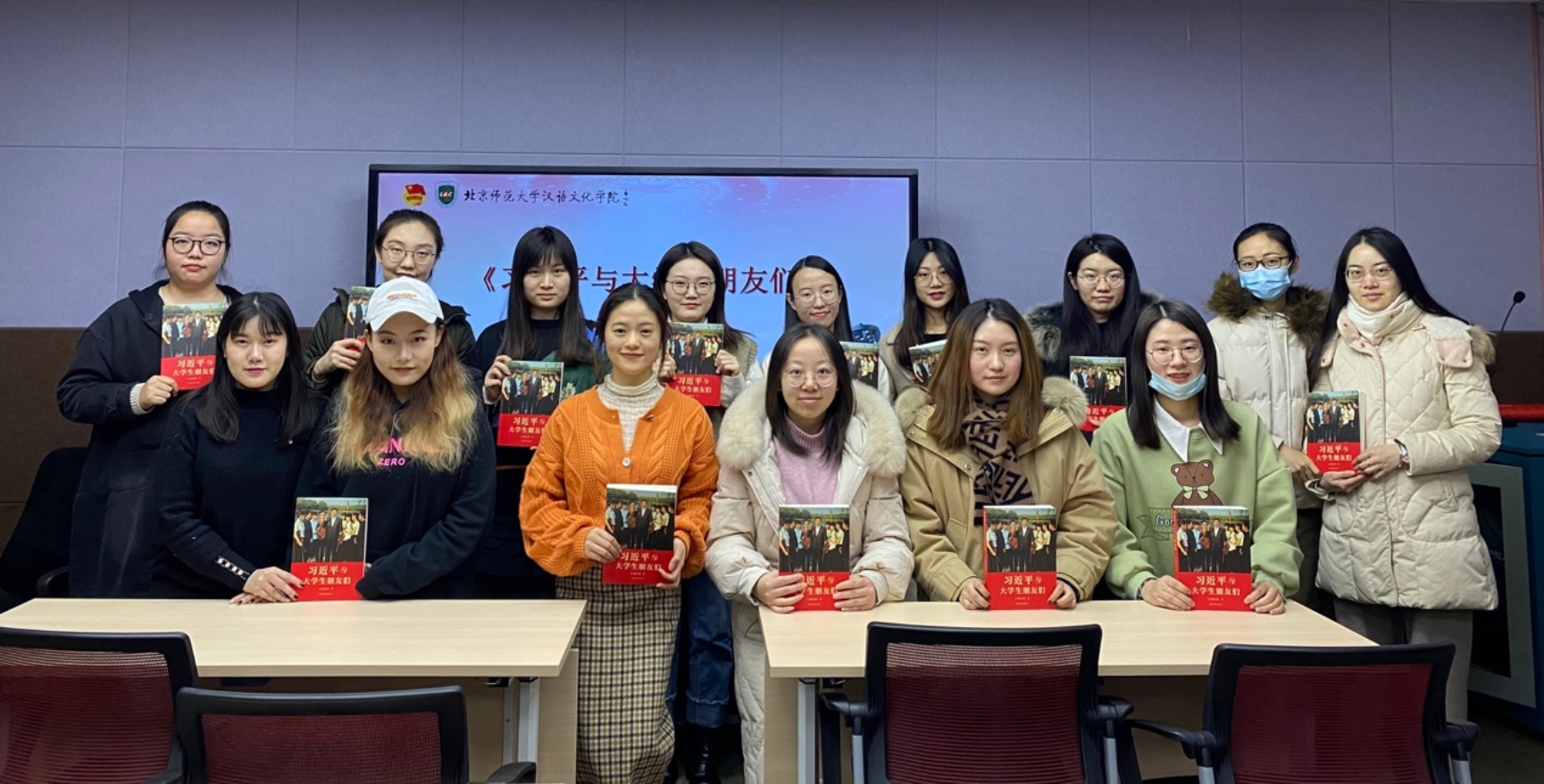 一群人站在桌子上
描述已自动生成