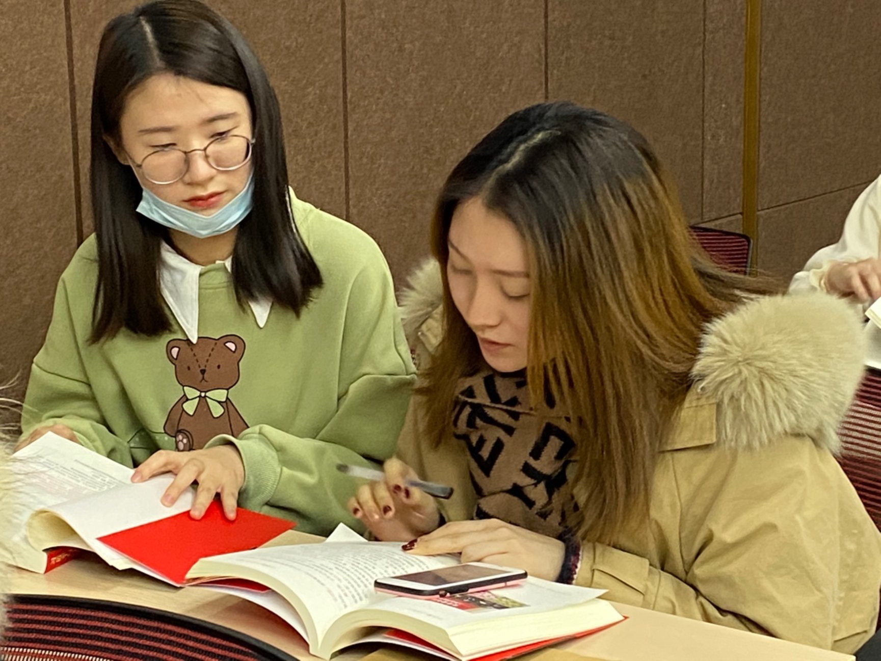 几个人在桌子前
中度可信度描述已自动生成