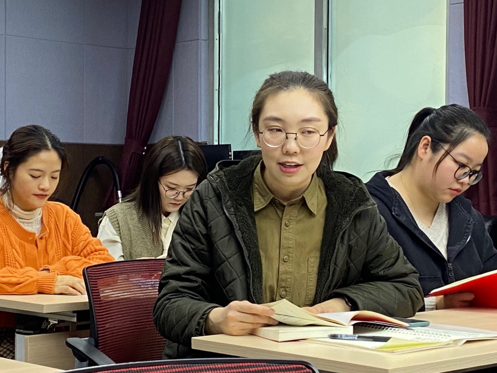 一群人坐在桌子前
描述已自动生成