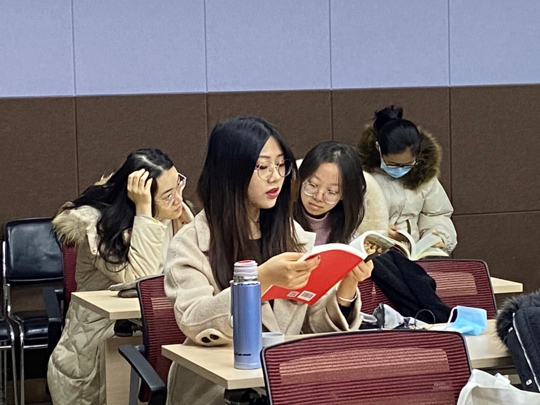 几个人在桌子前
中度可信度描述已自动生成