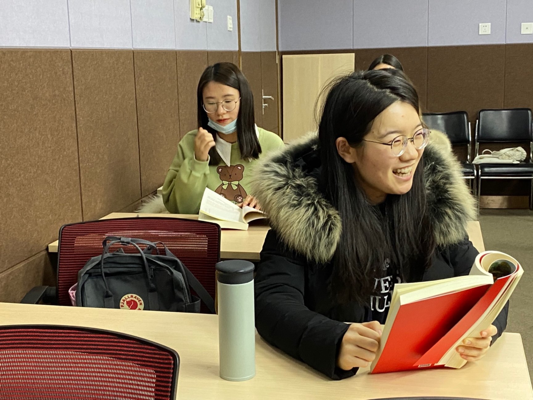 桌子上放着笔记本电脑前的人
中度可信度描述已自动生成