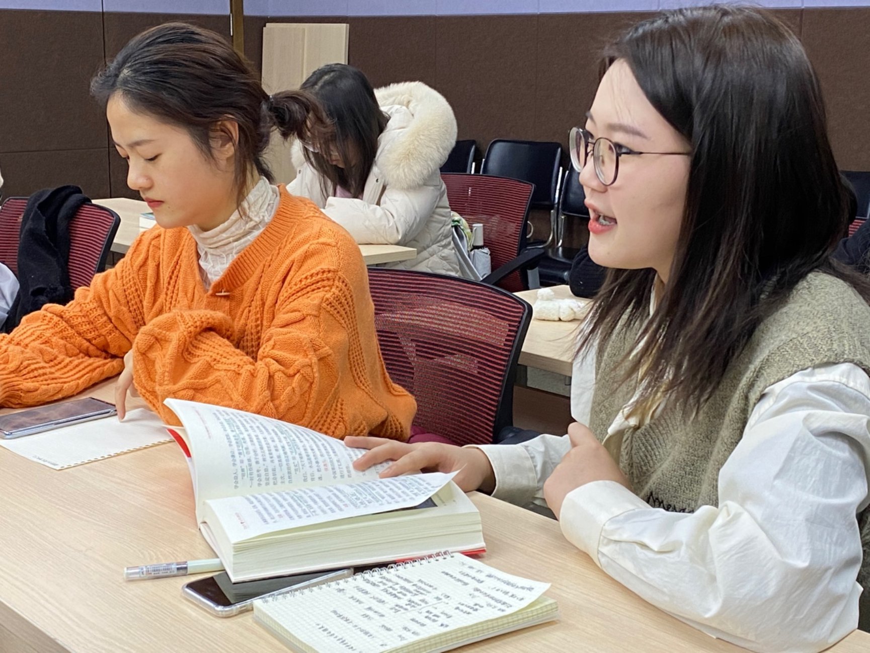 桌子上放着笔记本电脑的人
中度可信度描述已自动生成