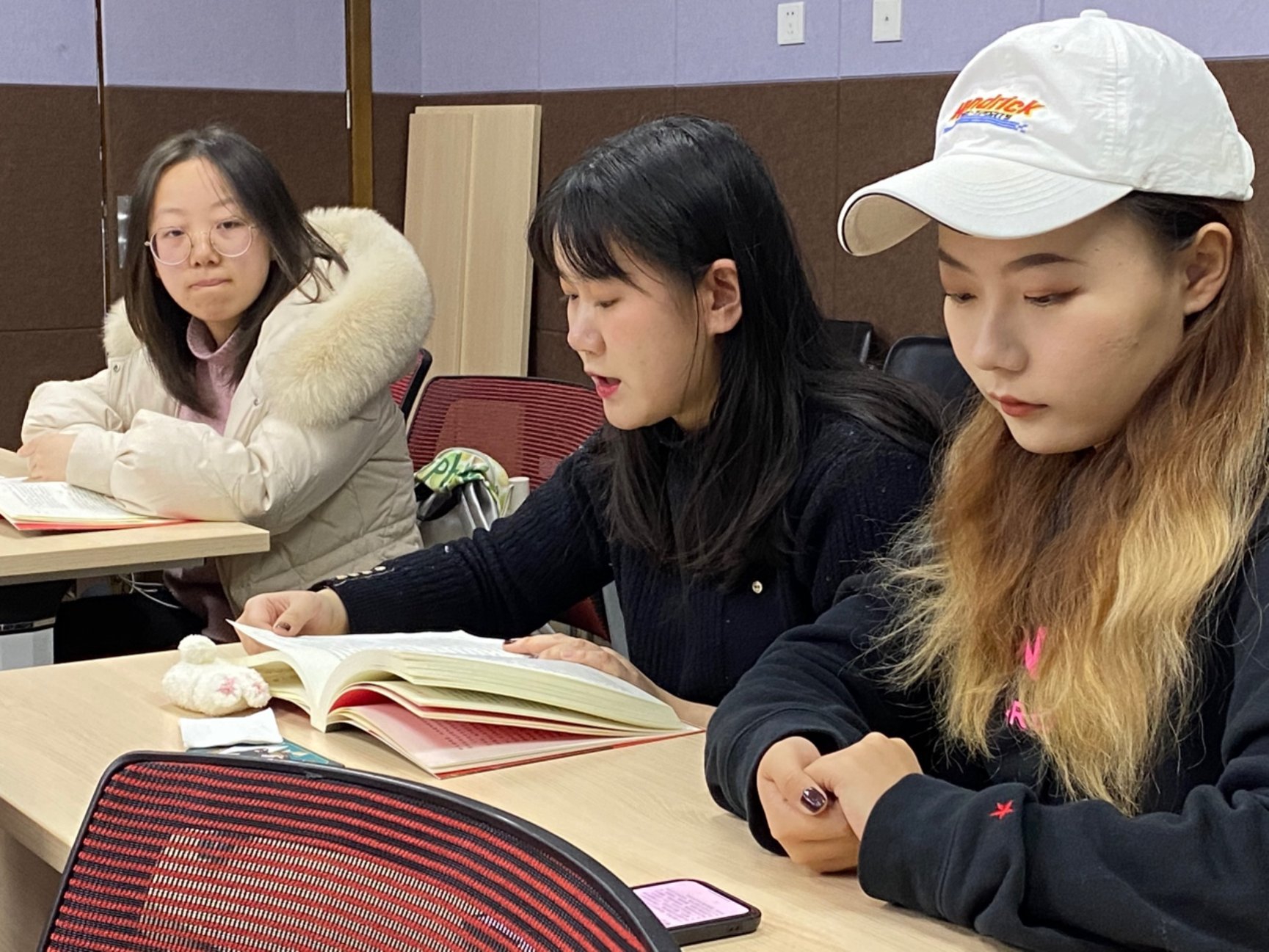 图片包含 人, 室内, 桌子, 小孩
描述已自动生成