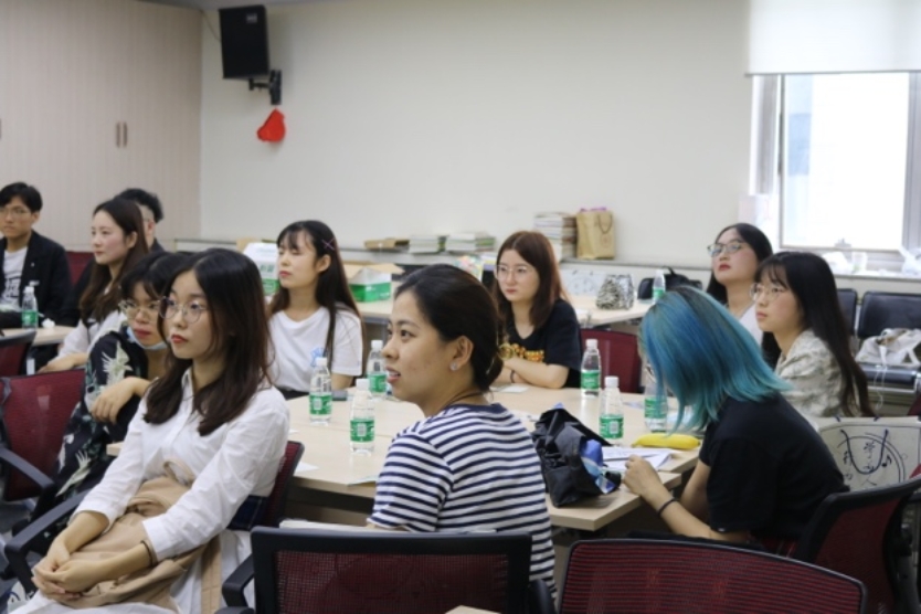 一群人坐在桌子前
描述已自动生成