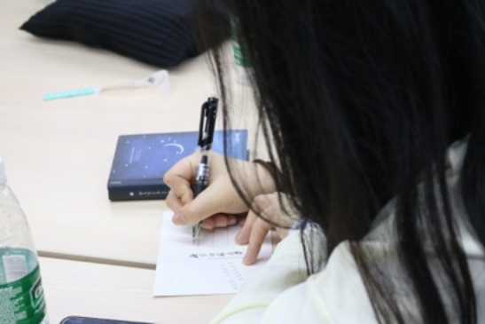 女人拿着手机

描述已自动生成