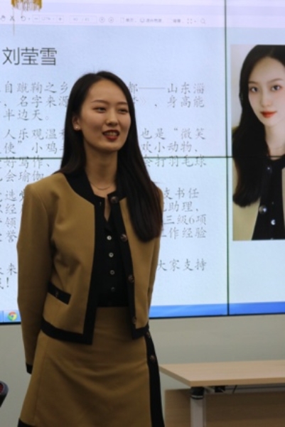 人们站在一起
描述已自动生成