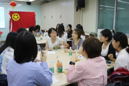 一群人在开会
描述已自动生成