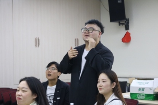 一群穿着西装的男人和女人

描述已自动生成