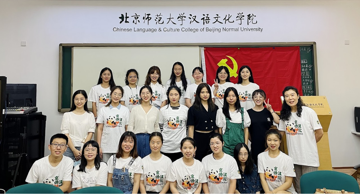 一群人站在一起合影的照片

中度可信度描述已自动生成