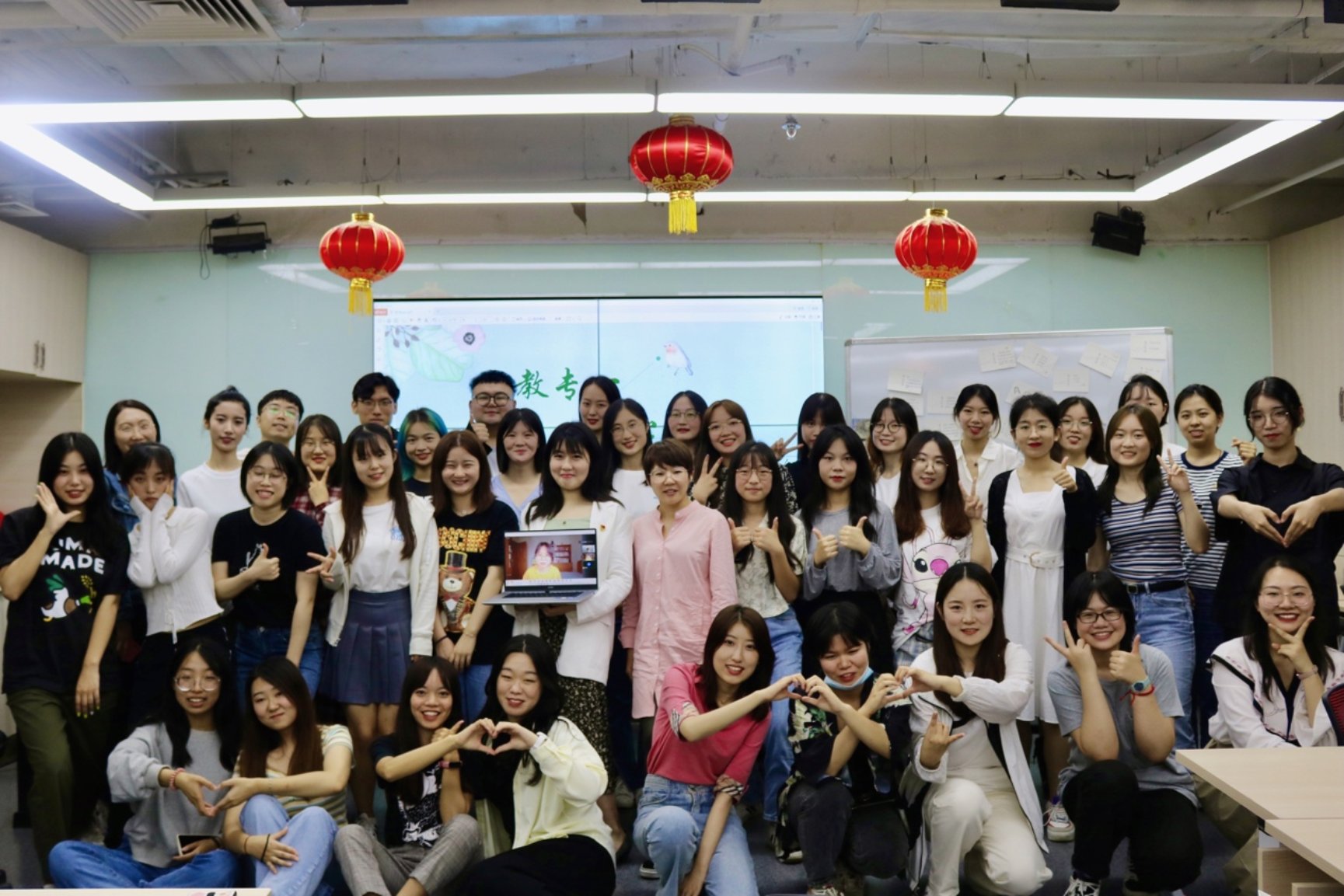 一群人站在室内合影
中度可信度描述已自动生成