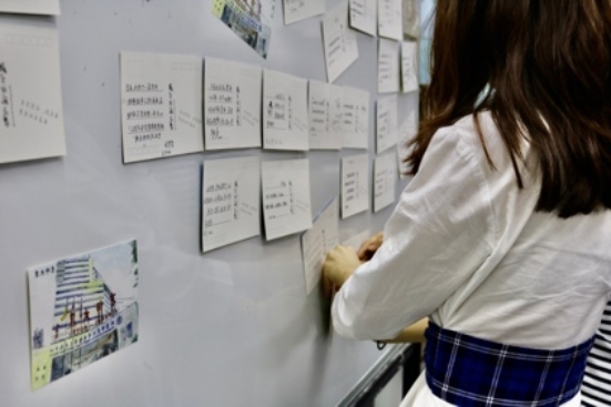 人站在冰箱旁
中度可信度描述已自动生成