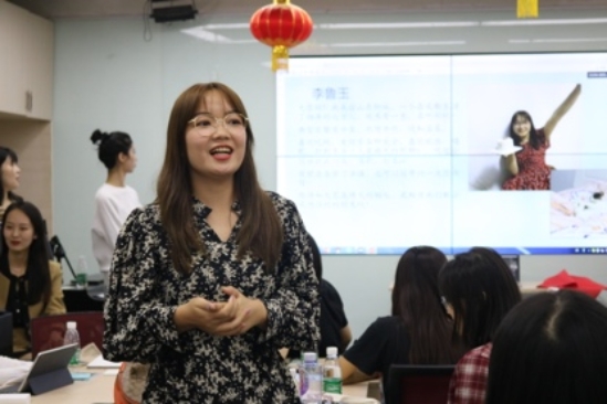 一群人在房间里
描述已自动生成