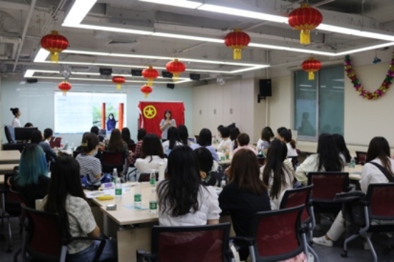 人们在看台上的人群

低可信度描述已自动生成