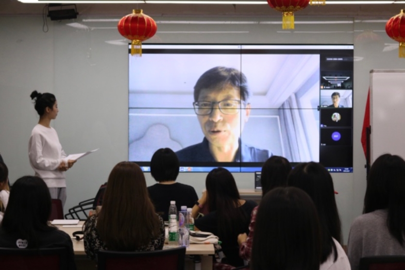 一群人在房间里交谈

描述已自动生成