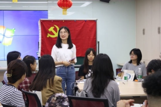 会议室里的人们
描述已自动生成